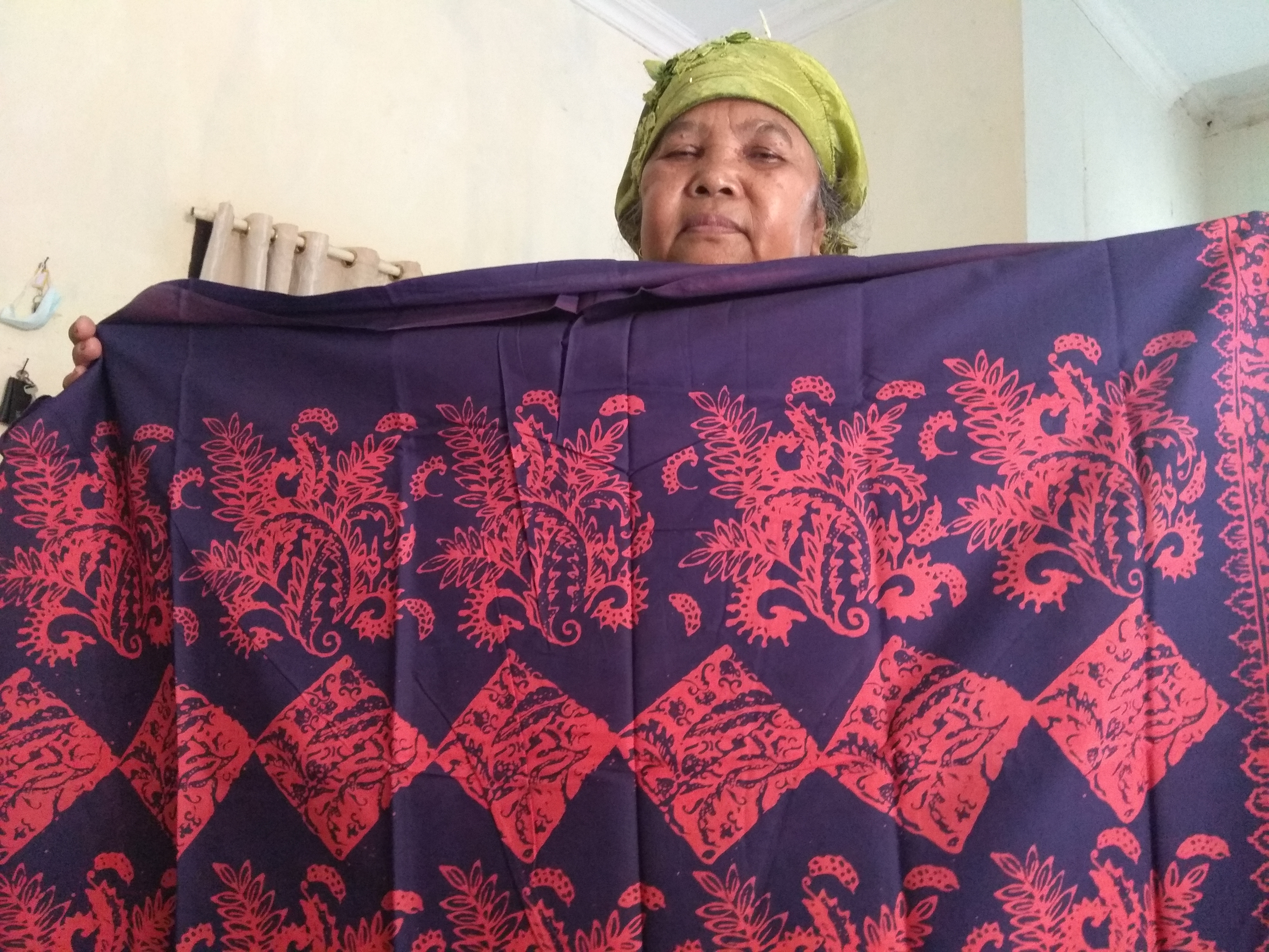 https://pantaugambut-dev.catalyze.id//storage/medias/189/Yasriwati_perajin_batik_di_Tanjung_Jabung_Timur_menunjukkan_kain_batik_bermotif_nipah.jpg