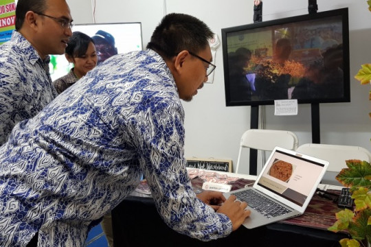 Dr. Ir. Ruandha Agung Sugardiman, M.Sc. Direktur Jenderal Pengendalian Perubahan Iklim, mengunjungi booth Pantau Gambut dan ikut bermain quiz Gambut dalam Acara HAPPI KLHK. © Istimewa/Pantau Gambut