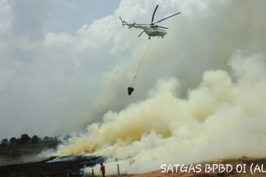 Helikopter yang diterjunkan BNPB sedang melakukan pemadaman dari udara di lahan terbakar di wilayah Sumatera Selatan, 4 Oktober 2018. © BNPB