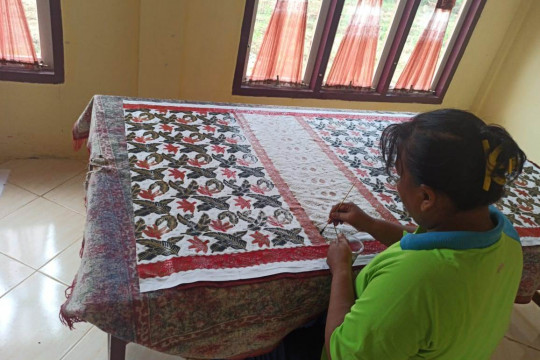 Perajin batik di Tanjung Jabung Timur tengah membatik  ©Yitno Suprapto