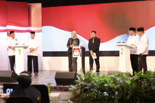 Dua pasangan calon kepala daerah di Kalimantan Selatan saat debat Pilkada Kalsel, di Aula TVRI Kalsel (28/11/2020). ©Iman Satria