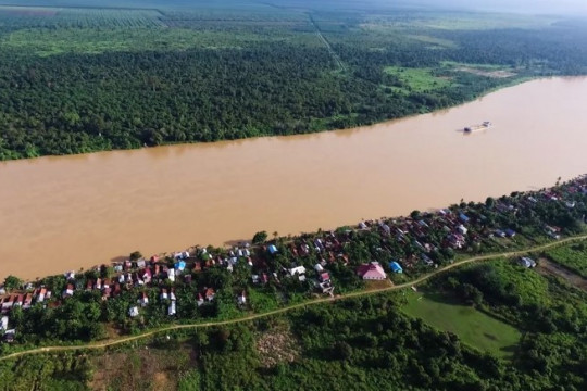Desa Rukam yang terletak di tepi Sungai Batanghari, Jambi © WALHI Jambi