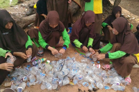 Memanfaatkan sampah-sampah plastik sebagai media untuk bercocok tanam. © Nindy