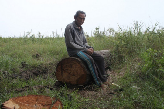 Pak Ruslan sedang menceritakan sejarah kejayaan Desa Riding ©Parliza Hendrawan