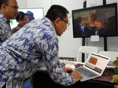 Dr. Ir. Ruandha Agung Sugardiman, M.Sc. Direktur Jenderal Pengendalian Perubahan Iklim, mengunjungi booth Pantau Gambut dan ikut bermain quiz Gambut dalam Acara HAPPI KLHK. © Istimewa/Pantau Gambut