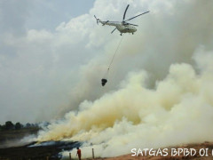 Helikopter yang diterjunkan BNPB sedang melakukan pemadaman dari udara di lahan terbakar di wilayah Sumatera Selatan, 4 Oktober 2018. © BNPB