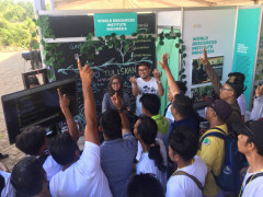 Antusiasme warga saat mengikuti kegiatan di salah satu booth lembaga riset di acara Jambore Gambut