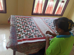 Perajin batik di Tanjung Jabung Timur tengah membatik  ©Yitno Suprapto