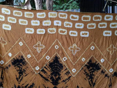 Contoh hasil kain sasirangan menggunaka pewarna alami ©IG @anekakaryasasirangan