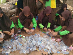 Memanfaatkan sampah-sampah plastik sebagai media untuk bercocok tanam. © Nindy