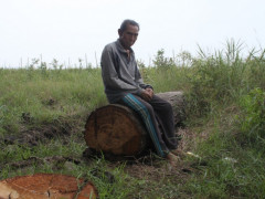 Pak Ruslan sedang menceritakan sejarah kejayaan Desa Riding ©Parliza Hendrawan